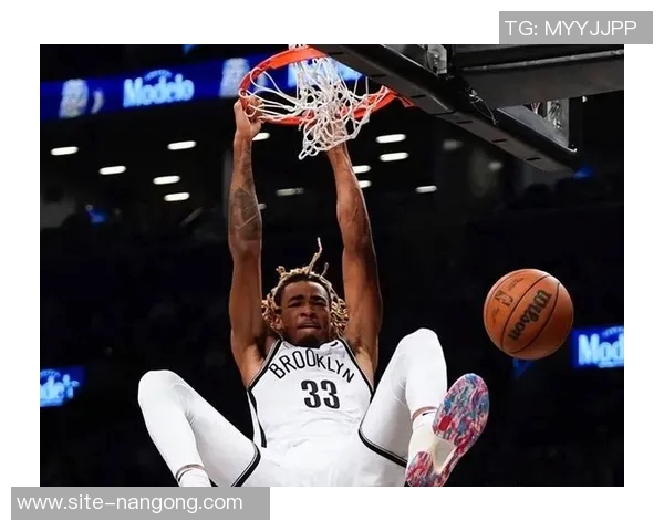 克拉克斯顿今日表现出色11投8中贡献19分7篮板5助攻3盖帽助球队获胜 克拉克斯顿今日表现出色11投8中贡献19分7篮板5助攻3盖帽助球队获胜