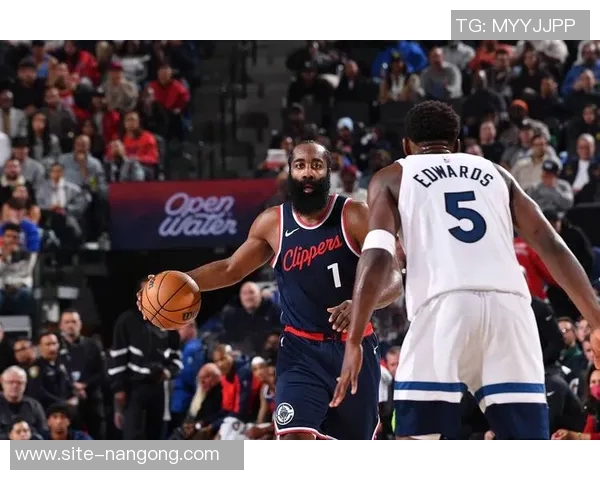 爱德华兹单节狂砍17分全场30分助球队掀起胜利浪潮